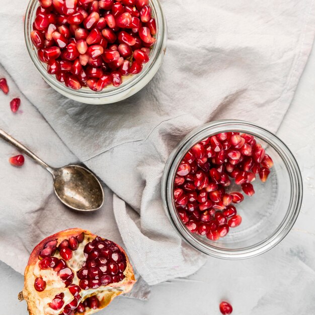 Draufsicht gesundes Frühstück mit Granatapfelkernen