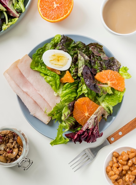 Draufsicht gesundes Frühstück mit Salat und Schinken