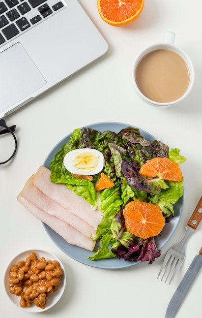 Draufsicht gesundes Frühstück mit Salat und Schinken