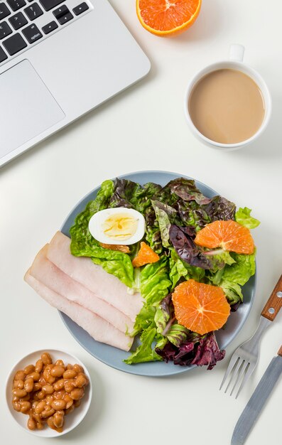 Draufsicht gesundes Frühstück mit Salat und Schinken