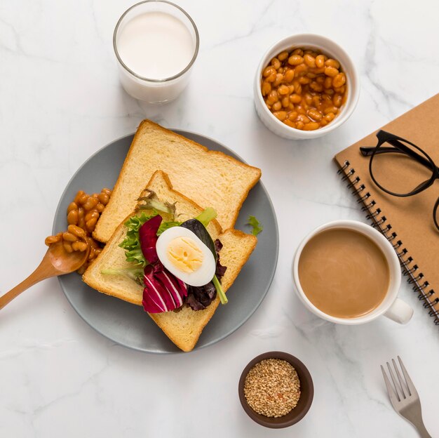 Draufsicht gesundes Frühstück mit Toast und Ei