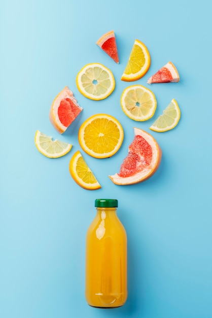 Draufsicht gesundes Getränk mit Früchten