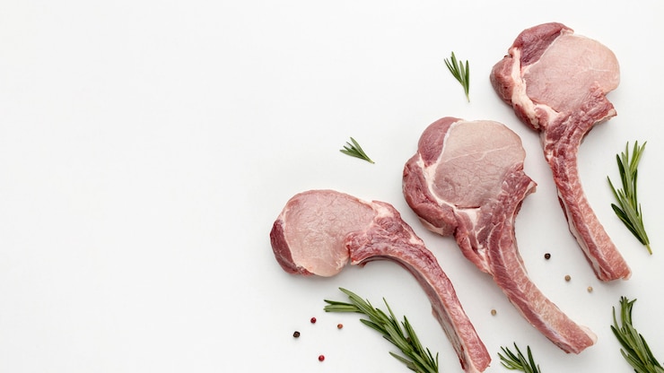 Kostenlose Foto draufsicht gewürztes fleisch zum kochen mit kopierraum