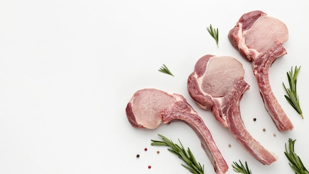 Draufsicht gewürztes Fleisch zum Kochen mit Kopierraum