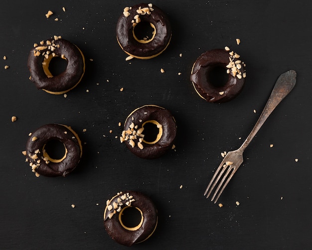 Kostenloses Foto draufsicht glasierte donuts