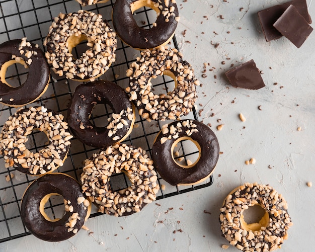 Kostenloses Foto draufsicht glasierte donuts