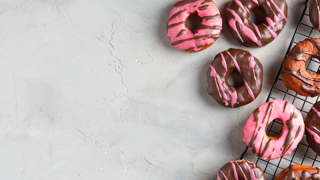 Kostenloses Foto draufsicht glasierte donuts