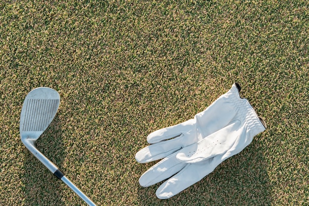 Kostenloses Foto draufsicht golfschläger und handschuh