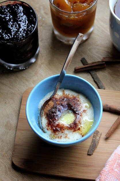 Draufsicht Grießbrei mit Zimtmarmelade auf dem Tisch