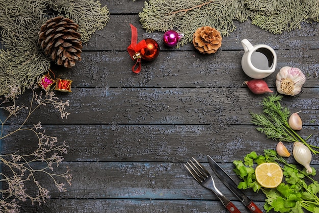 Kostenloses Foto draufsicht-grün und zitrone mit knoblauch und baum auf dunklem schreibtisch