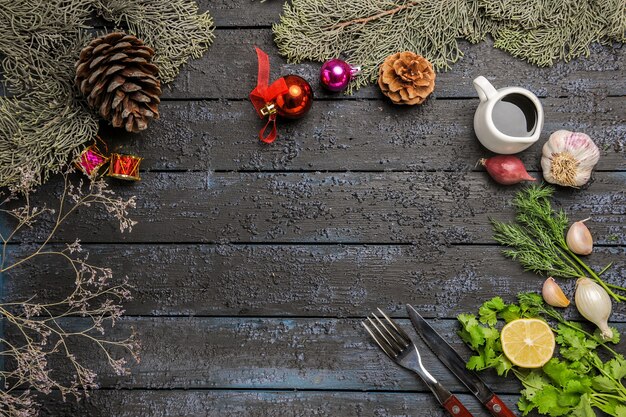 Draufsicht-Grün und Zitrone mit Knoblauch und Baum auf dunklem Schreibtisch