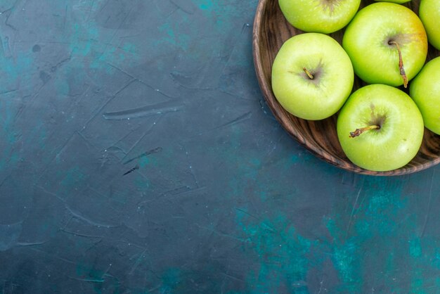 Draufsicht grüne Äpfel frische reife Früchte auf dem dunkelblauen Schreibtisch
