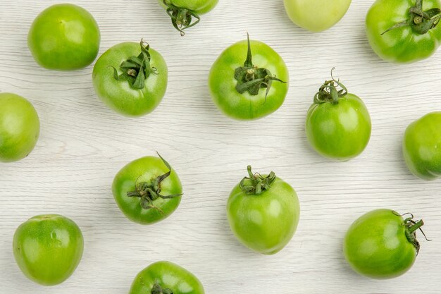 Draufsicht grüne Tomaten auf hellweißem Hintergrund