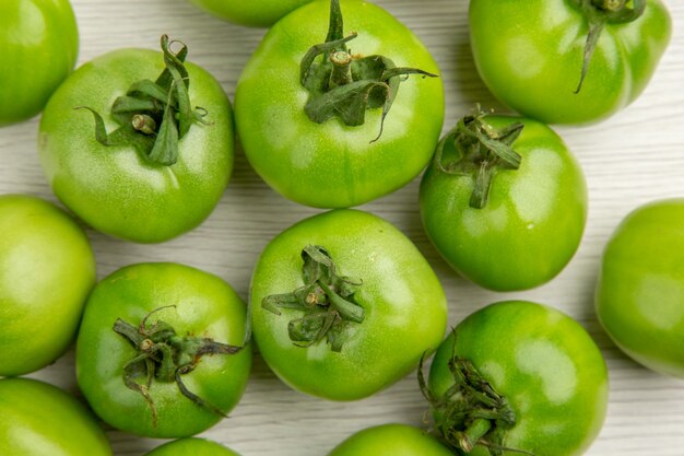 Draufsicht grüne Tomaten auf weißem Hintergrund