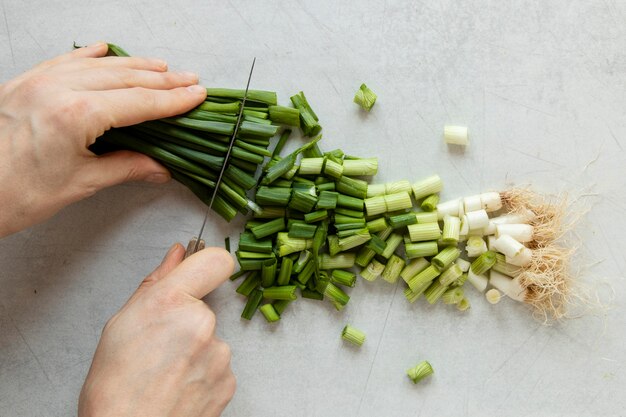 Draufsicht grüne Zwiebel auf Tisch