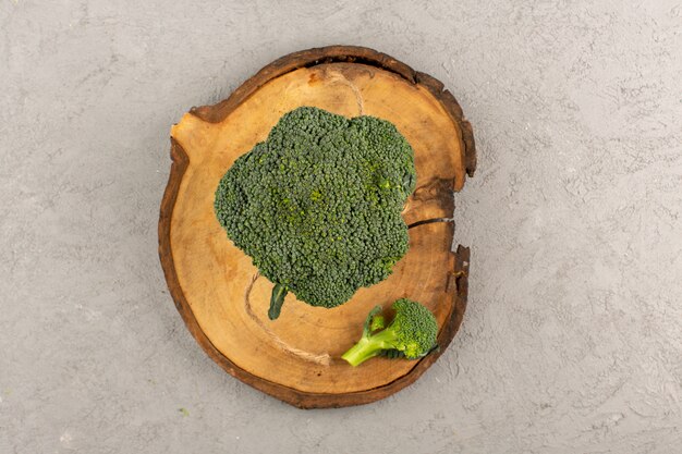 Draufsicht grüner Brokkoli frisch reif auf dem grauen Hintergrund