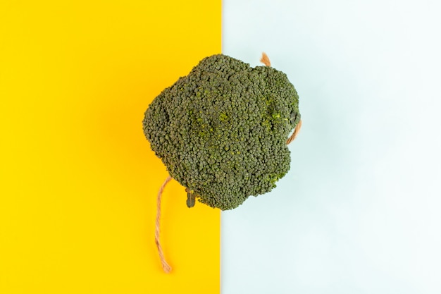 Draufsicht grüner Brokkoli reif frisch isoliert auf dem farbigen Schreibtisch