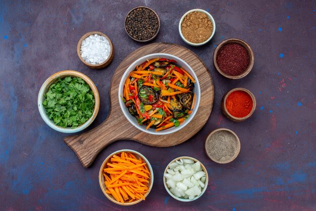 Draufsicht-Grüns und Gewürze mit geschnittenem Zwiebelsalat auf dunklem Schreibtischsalat-Nahrungsmittelmahlzeit-Gemüsesnack