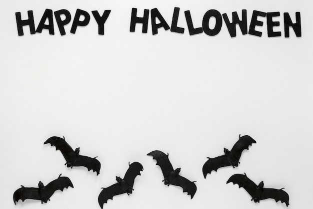 Draufsicht gruselige Halloween-Elemente mit Fledermäusen