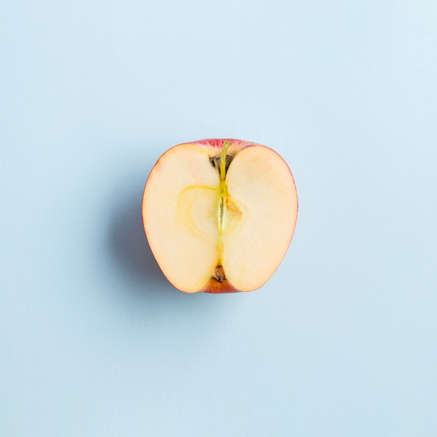 Draufsicht Hälfte des genetisch verbesserten Apfels