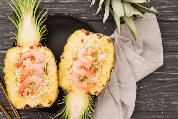 Draufsicht hälften der ananas mit stoff