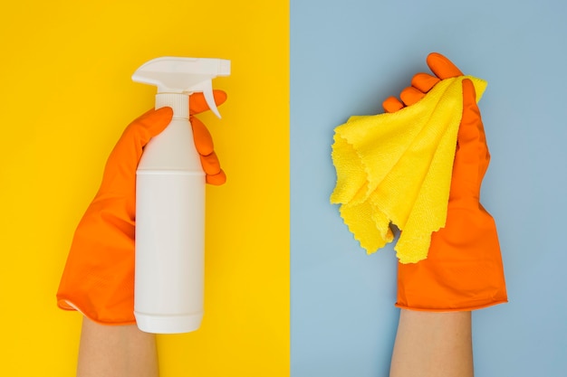 Draufsicht Hände, die Reinigungsausrüstung halten