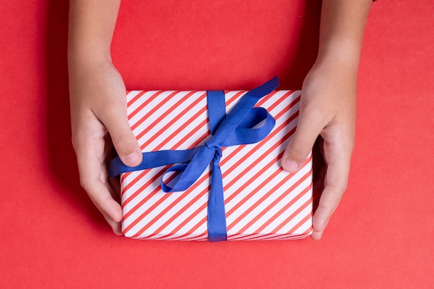 Kostenloses Foto draufsicht hände, die usa flagge verpacktes geschenk halten