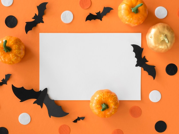 Draufsicht Halloween-Elemente mit Kürbissen und Fledermäusen
