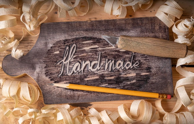 Draufsicht Handwerker Jobs Ausrüstung und handgemachte Wörter auf Holz