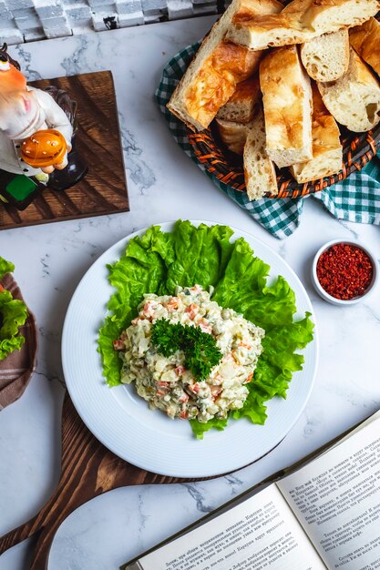 Draufsicht Hauptsalat auf Salat mit Brot und einer Zitronenscheibe auf dem Tisch