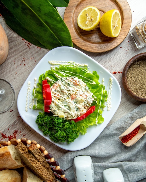 Draufsicht Hauptsalat auf Salat mit Scheiben Paprika