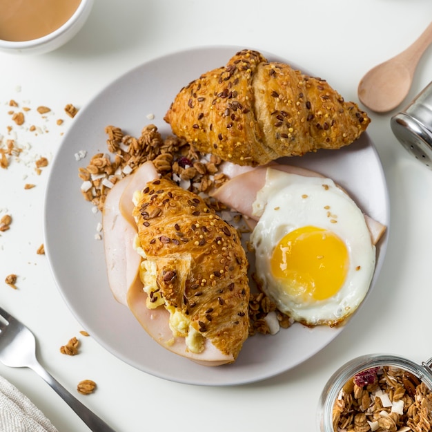 Draufsicht hausgemachte Croissants mit Ei