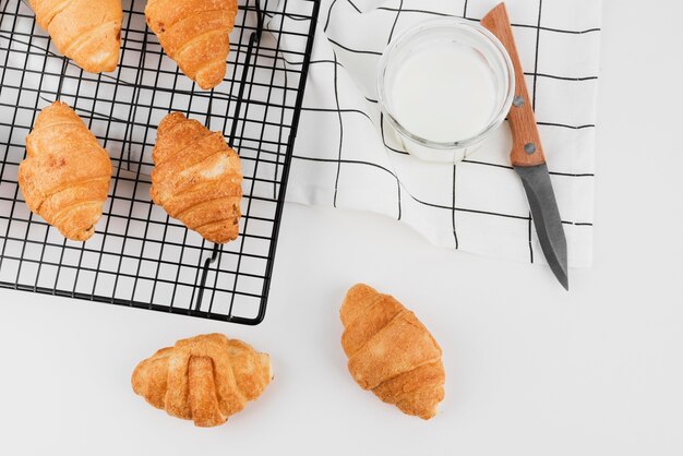 Draufsicht hausgemachte Croissants mit Milch