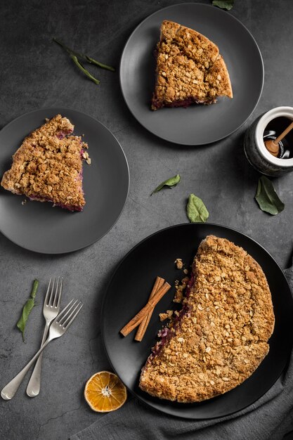 Draufsicht hausgemachte gebackene Torte auf dem Tisch