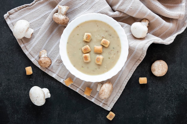 Draufsicht hausgemachte Suppe auf Stoff