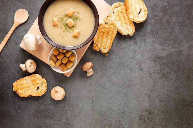 Kostenloses Foto draufsicht hausgemachte suppe und toast