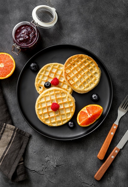 Draufsicht hausgemachte Waffeln auf einem Teller