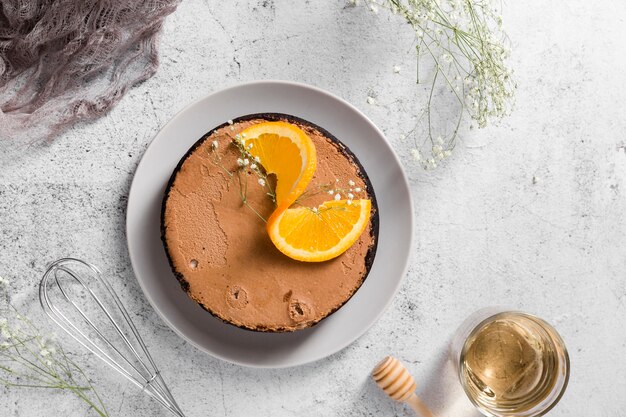 Draufsicht hausgemachter Kuchen mit Orangenscheiben an der Spitze