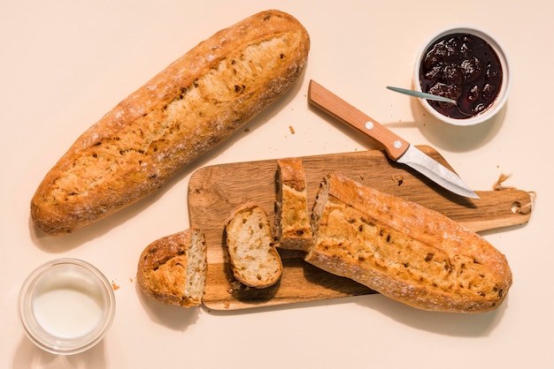 Kostenloses Foto draufsicht hausgemachtes brot mit milch und marmelade