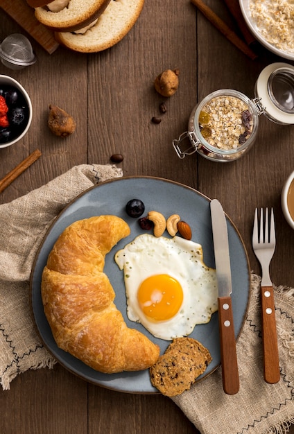 Draufsicht hausgemachtes Croissant mit Ei auf einem Teller
