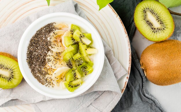 Draufsicht hausgemachtes Frühstück mit Kiwi