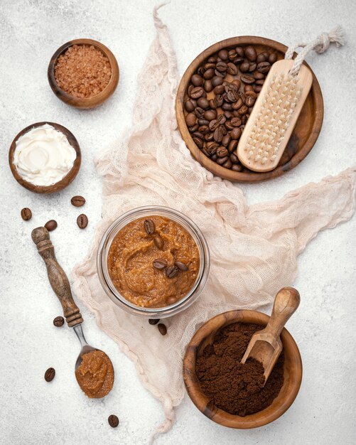 Draufsicht hausgemachtes Mittel mit Kaffeebohnen