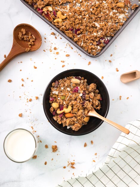 Draufsicht hausgemachtes Müsli auf dem Tisch