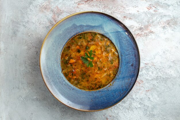 Draufsicht heiße Gemüsesuppe innerhalb Platte auf weißem Raum