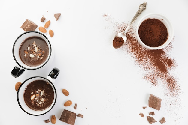 Draufsicht heiße Schokolade mit Nüssen und Kakaopulver