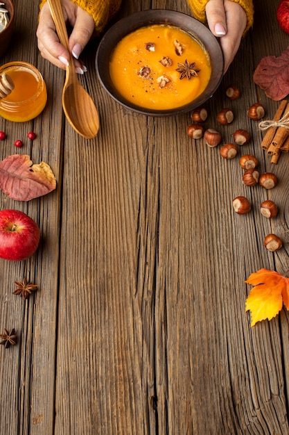 Kostenloses Foto draufsicht herbstnahrungsmittelkopienraumholz