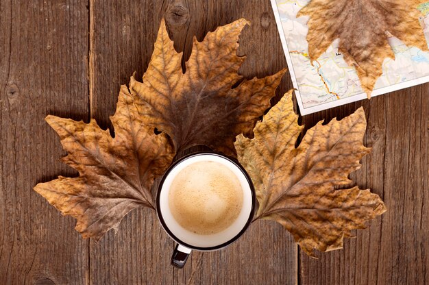 Draufsicht Herbstreiseanordnung mit Tasse Kaffee