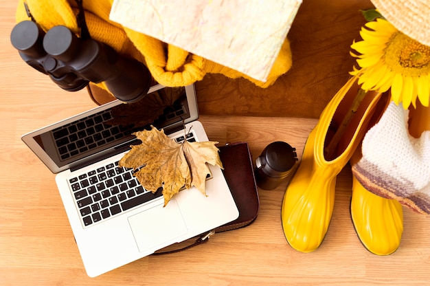 Draufsicht Herbstreiseelementzusammensetzung mit Laptop