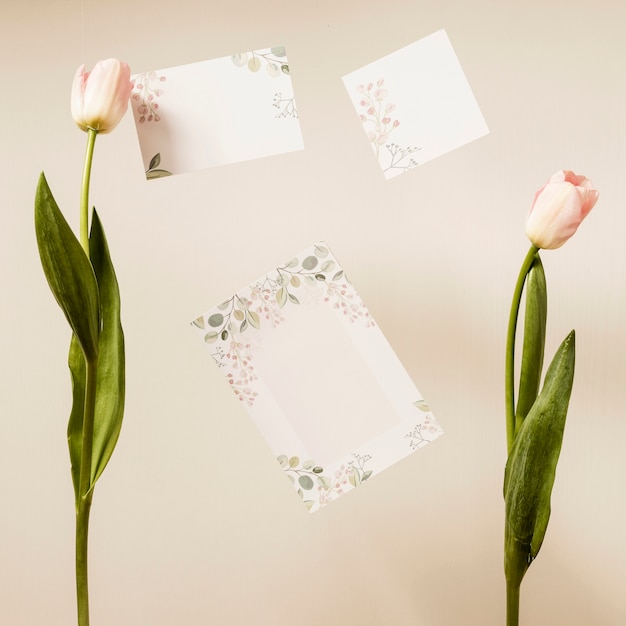 Draufsicht Hochzeitskarte mit Blumen