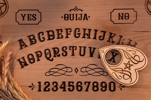 Kostenloses Foto draufsicht hölzernes ouija-brett